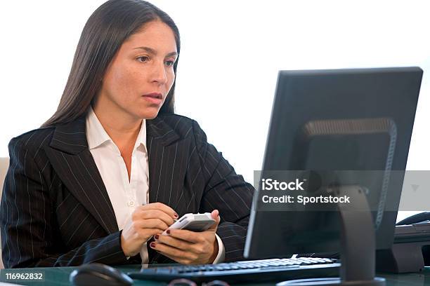 Mujer De Negocios Usando Su Pda Foto de stock y más banco de imágenes de Adulto - Adulto, Adulto joven, Bien vestido