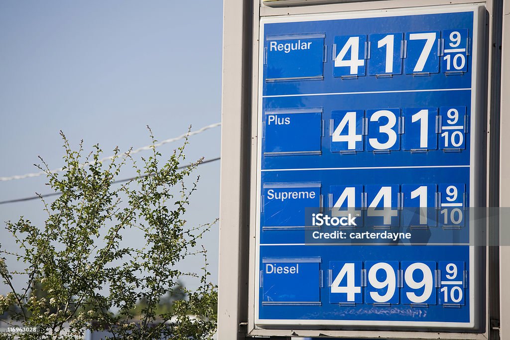 Il gonfiaggio e alto prezzo della benzina - Foto stock royalty-free di Prezzo della benzina