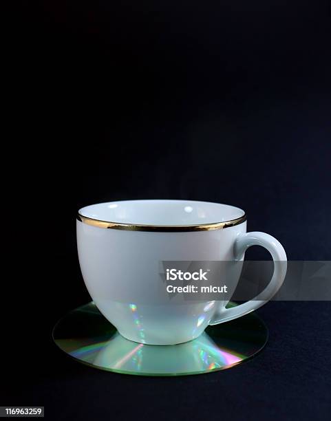 Photo libre de droit de Tasse De Café Sur Un Cd Coaster banque d'images et plus d'images libres de droit de Dessous de verre - Dessous de verre, Disque Compact, Activités de week-end