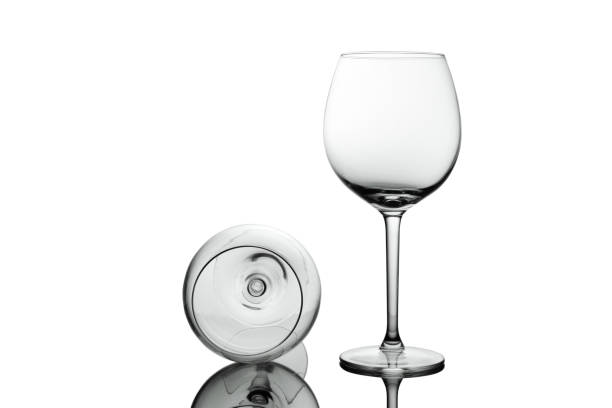 glaces de vin de cristal élégantes vides avec le vin d'isolement sur le fond blanc. contexte de carte de boisson d'alcool. - wineglass glass crystal studio shot photos et images de collection