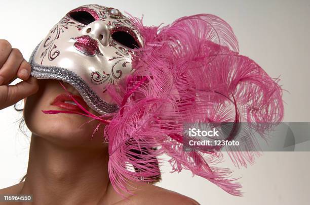 Mulher Por Trás Da Máscara - Fotografias de stock e mais imagens de Dançar - Dançar, Cor de rosa, Esconder