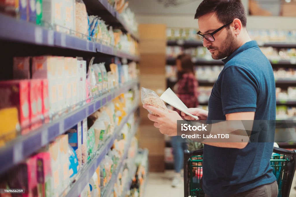 Ein Mann in einem Lebensmittelgeschäft - Lizenzfrei Männer Stock-Foto