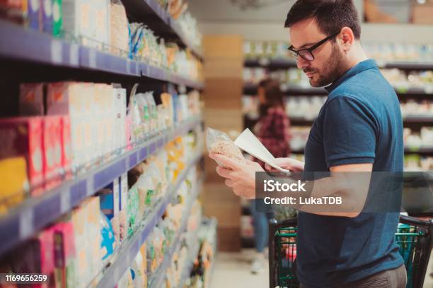 Ein Mann In Einem Lebensmittelgeschäft Stockfoto und mehr Bilder von Männer - Männer, Supermarkt, Liste