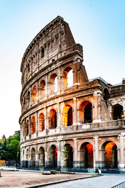 colosseo, o colosseo. illuminato enorme anfiteatro romano la mattina presto, roma, italia - light nobody coliseum vertical foto e immagini stock