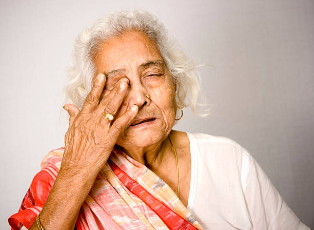 indian senior donna nel dolore problemi di salute - indian ethnicity indian culture jewelry gold foto e immagini stock