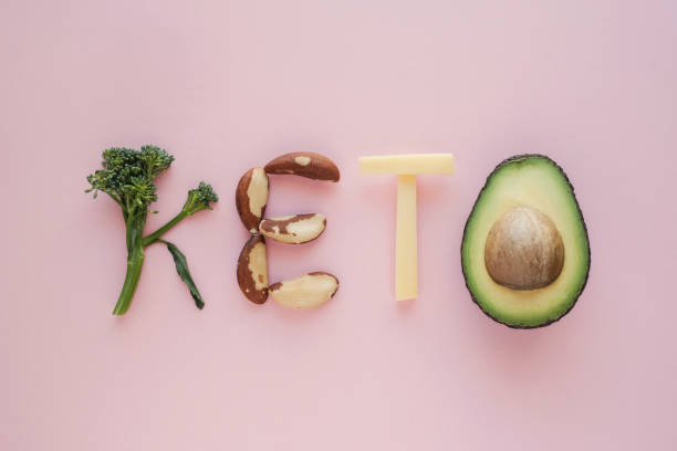 케토 제닉 다이어트, 저탄수화물, 핑크 파스텔 배경의 건강한 음식으로 만든 케토 단어 - 키토제닉 다이어트 뉴스 사진 이미지