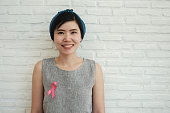 ピンクのリボンを持つアジアの女性、乳癌の認識、10月のピンクの概念