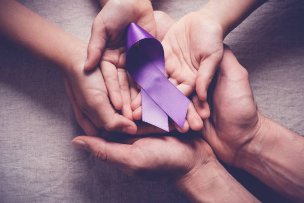 manos adultas y niños sosteniendo cintas moradas, enfermedad de alzheimer, cáncer de páncreas, conciencia de la epilepsia, día mundial del cáncer - purple ribbon fotografías e imágenes de stock