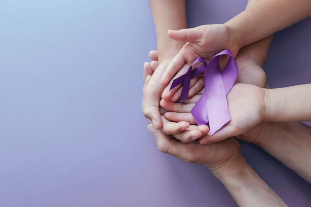 manos adultas y niños sosteniendo cintas púrpuras, enfermedad de alzheimer, cáncer de páncreas, conciencia de la epilepsia, día mundial del cáncer sobre fondo púrpura - purple ribbon fotografías e imágenes de stock