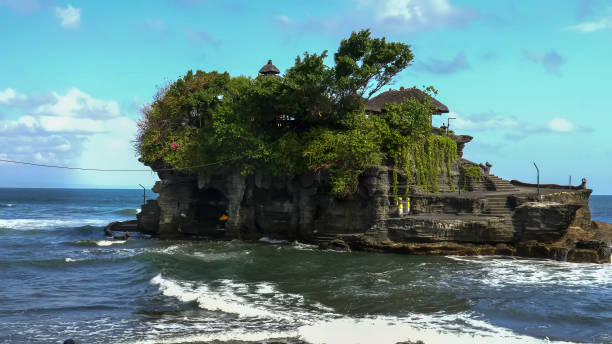 満潮時のタナロット寺院の閉鎖 - tanah lot close up bali indonesia ストックフォトと画像