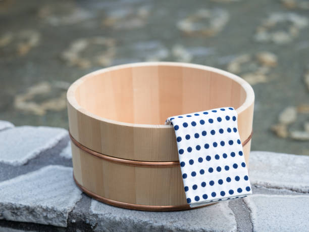 японский образ горячего источника. деревянный бассейн и японское полотенце для рук. - washtub стоковые фото и изображения