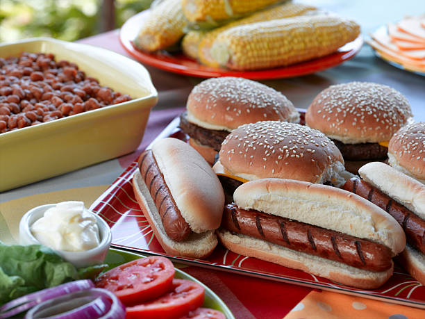 pique-nique - barbecue grill barbecue burger hamburger photos et images de collection