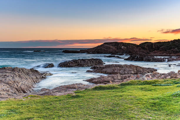 paesaggio marino selvaggio e ventoso - port stephens new south wales australia coastline foto e immagini stock