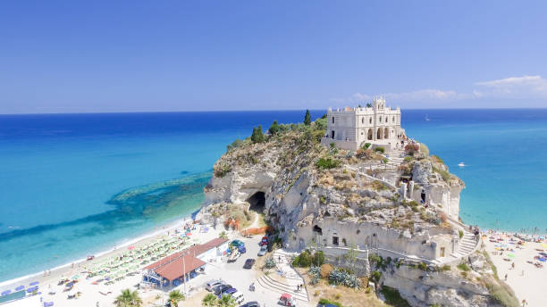 tropea, italia. veduta aerea del monastero di santa maria dell'isola - italy calabria ancient city foto e immagini stock