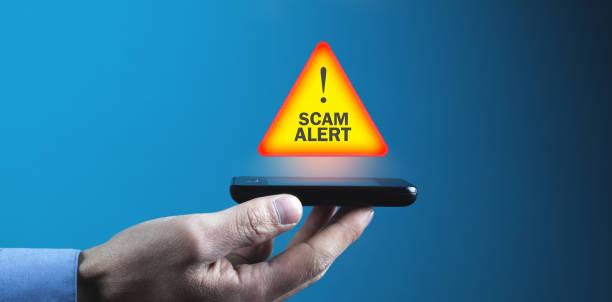 mann hält smartphone. scam-alarm - phishing fotos stock-fotos und bilder