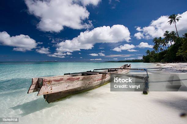 Foto de Praia De Areia Branca Com Barco e mais fotos de stock de Areia - Areia, Atividade Recreativa, Azul