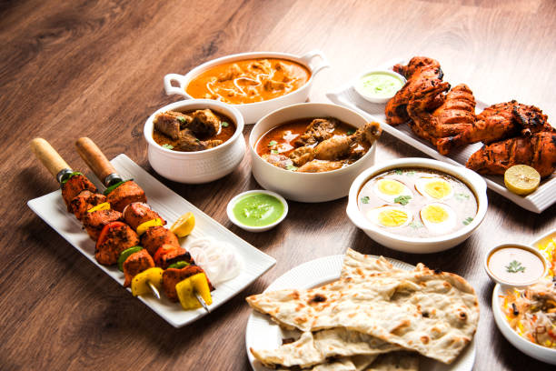 verschiedene indische nicht vegetarische küche rezept in einer gruppe serviert. inklusive chicken curry, mutton masala, anda/egg curry, butter huhn, biryani, tandoori murg, chicken-tikka und naan/roti - indische gerichte stock-fotos und bilder