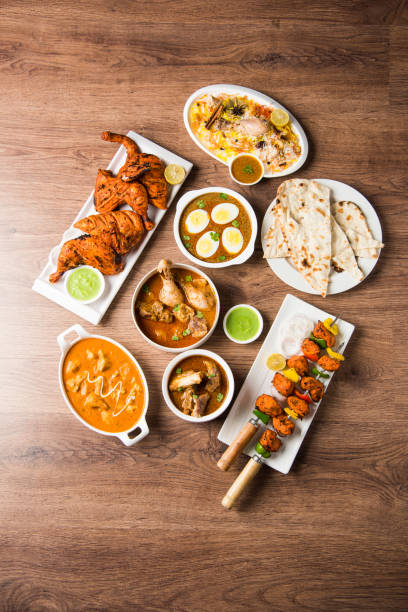 recette variée d'aliments non végétariens indiens servis en groupe. comprend le curry de poulet, le muton masala, le curry anda/oeuf, le poulet au beurre, le biryani, le tandoori murg, le poulet-tikka et le naan/roti - nonvegetarian photos et images de collection