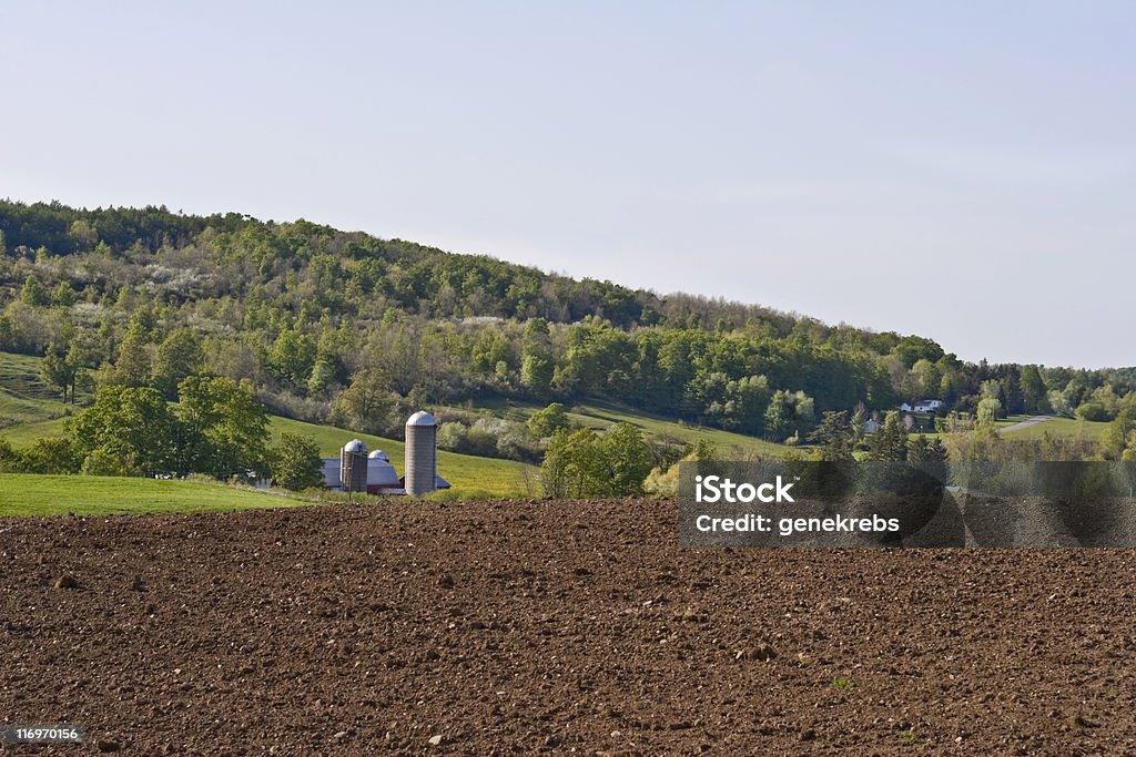 Zaorane pole i Farm w Valley wiosną - Zbiór zdjęć royalty-free (Architektura)