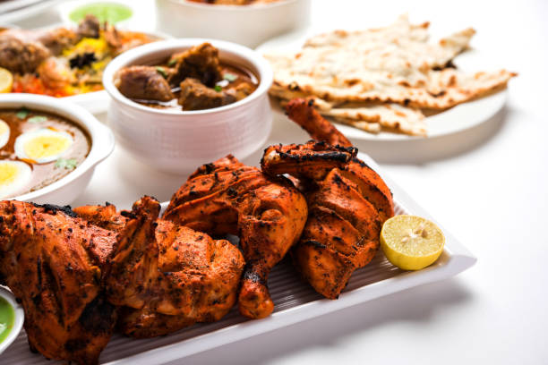 assorted indiano não vegetariana receita de comida servida em um grupo. inclui frango curry, mutton masala, anda/egg curry, manteiga de frango, biryani, tandoori murg, frango-tikka e naan/roti - nonvegetarian - fotografias e filmes do acervo