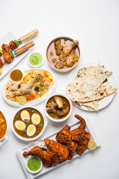verschiedene indische nicht vegetarische küche rezept in einer gruppe serviert. inklusive chicken curry, mutton masala, anda/egg curry, butter huhn, biryani, tandoori murg, chicken-tikka und naan/roti - nonvegetarian stock-fotos und bilder