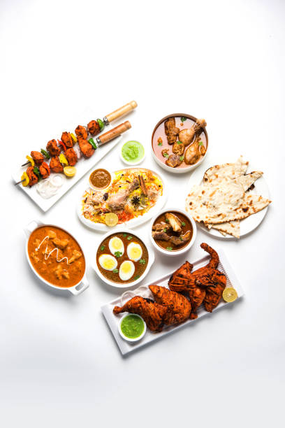 assorted indiano não vegetariana receita de comida servida em um grupo. inclui frango curry, mutton masala, anda/egg curry, manteiga de frango, biryani, tandoori murg, frango-tikka e naan/roti - nonvegetarian - fotografias e filmes do acervo