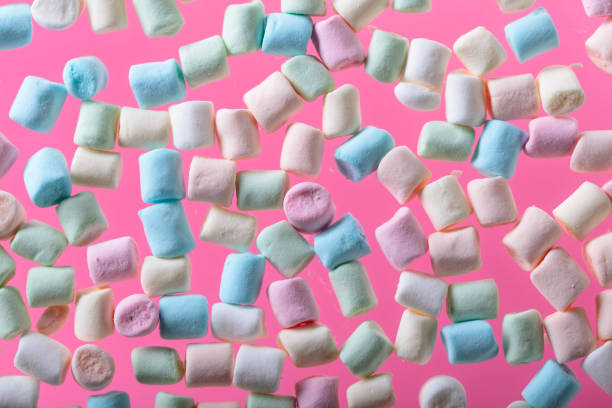 mini marshmallows coloridos - unhealthy eating copy space marshmallow softness - fotografias e filmes do acervo