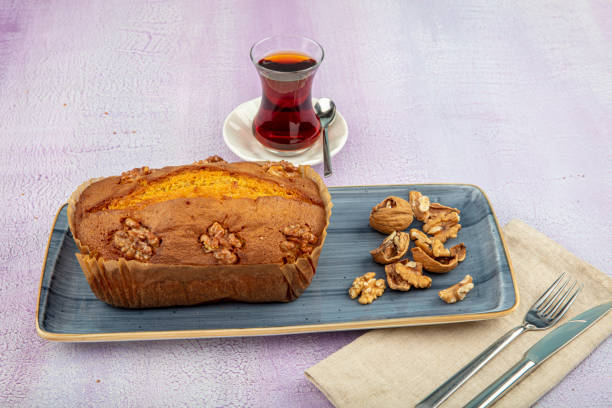 pastel de miel con nueces y semilla de amapola. enfoque selectivo. - pound cake fruitcake cake loaf of bread fotografías e imágenes de stock