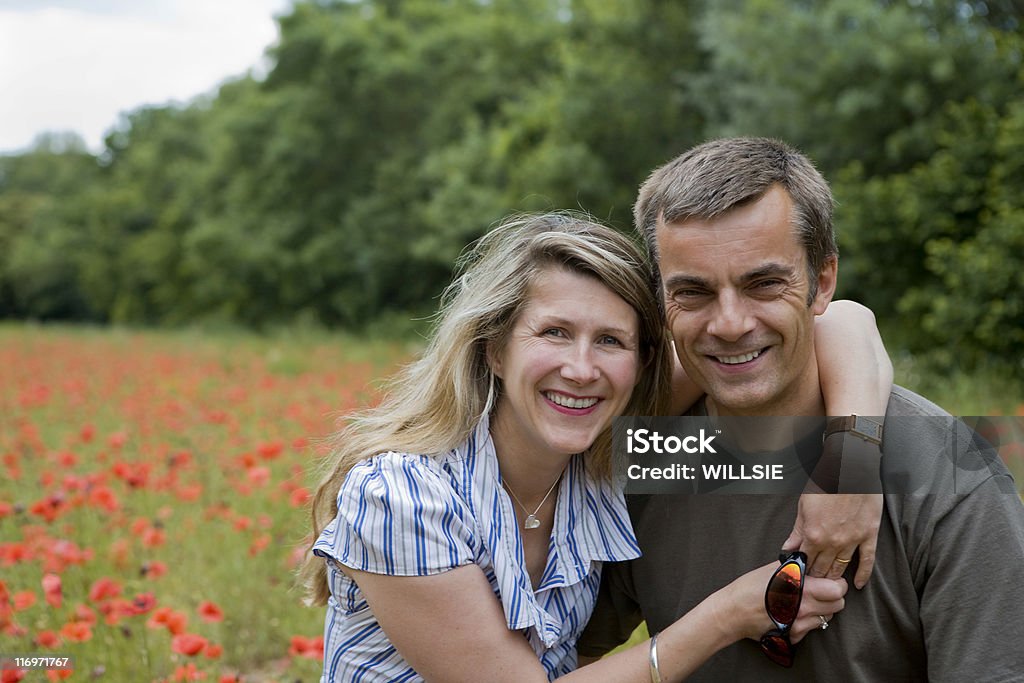 Feliz, saudável meio envelhecido Casal ao ar livre em pé - Foto de stock de Adulto maduro royalty-free