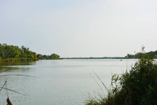 belle vue sur la rivière samara avec des rives escarpées pittoresques et la côte, les arbres, la verdure et le ciel riche. nature lumineuse et inoubliable dans le lotissement, shevchenko, dnipro, ukraine. - lake volcano volcanic crater riverbank photos et images de collection