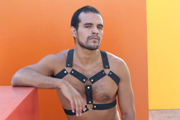 homem atrativo com equipamento de couro - leather harness - fotografias e filmes do acervo