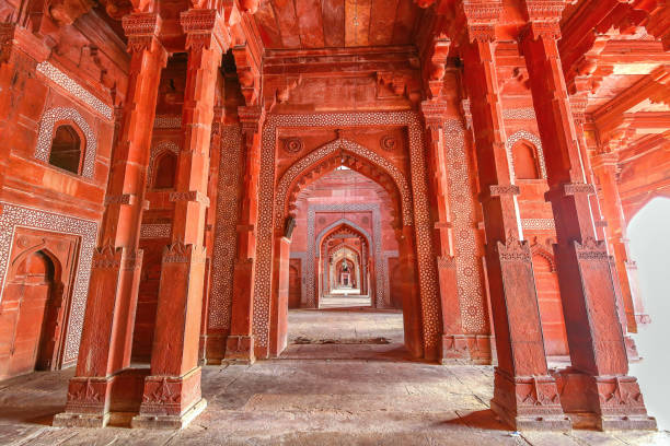 インド、アグラで複雑な古代の壁画と赤い砂岩で構築されたfatehpur sikri中世のムガール建築 - agra ストックフォトと画像