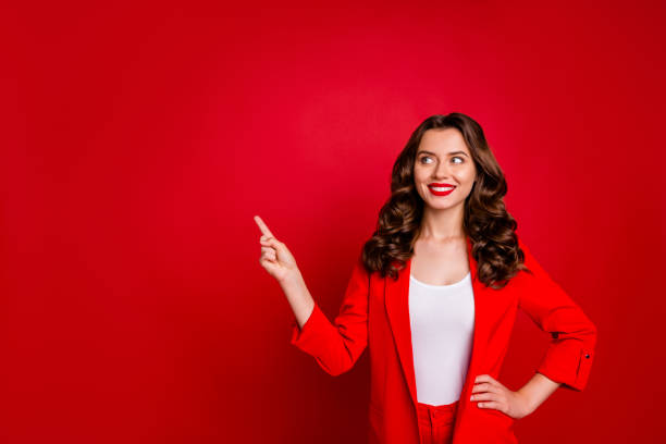 hermosa señora que indica espacio vacío en los precios de venta vestido formal desgaste traje aislado fondo burdeos - billboard businesswoman business confidence fotografías e imágenes de stock