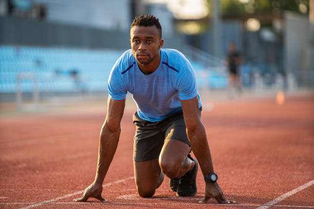 спортсменка готовит и запускает препятствия для легкой атлетики - 100 meter стоковые фото и изображения