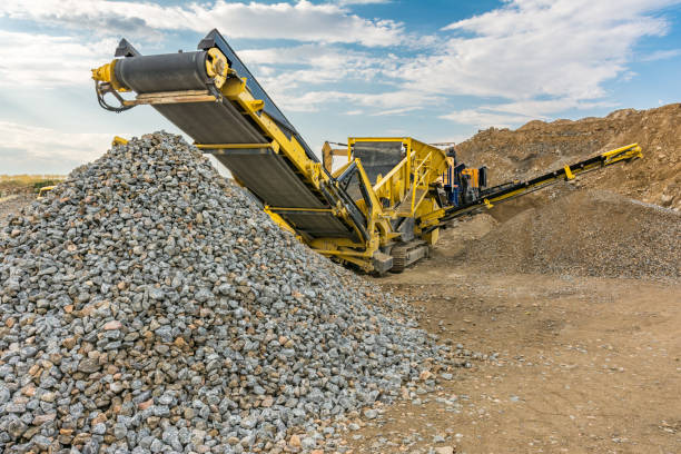 máquina trituradora de piedra en una cantera o mina a cielo abierto, para transformarse en grava - rock mill fotografías e imágenes de stock