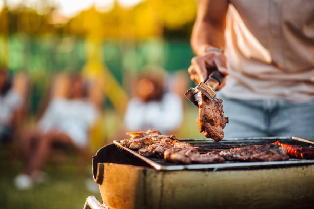 fare barbecue all'aperto, primo- primo, copiare spazio. - food people close up outdoors foto e immagini stock