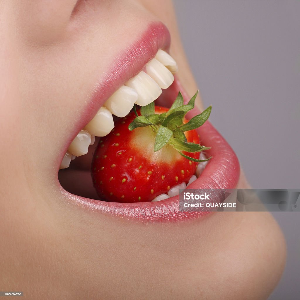 Des fraises de prime fraîcheur - Photo de Femmes libre de droits