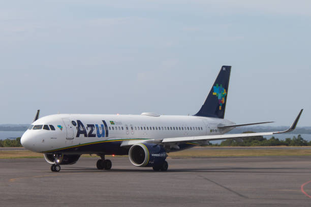 Airbus A320neo (PR-YRK) plane from Azul Brazilian Airlines taxiing at Santarem Airport (SBSN) Airbus A320neo (PR-YRK) plane from Azul Brazilian Airlines taxiing at Santarem Airport (SBSN) stm photos stock pictures, royalty-free photos & images