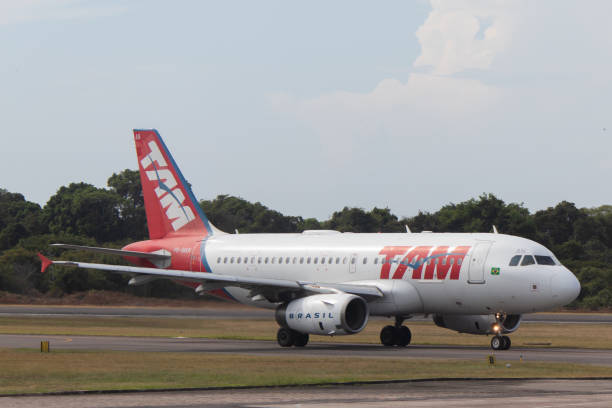 Airbus A319 (PR-MAN) aircraft of the brazilian company TAM (now LATAM) taxiing at Santarem Airport (SBSN) Airbus A319 (PR-MAN) aircraft of the brazilian company TAM (now LATAM) taxiing at Santarem Airport (SBSN) para ascending stock pictures, royalty-free photos & images