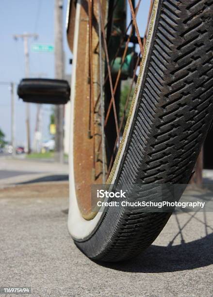 Bicicleta Tire Oxidadas De Con Reborde De Rodamiento Con Radios Foto de stock y más banco de imágenes de Accesorios para el vehículo