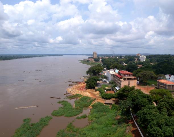 downtown bangui - stadtbild und der fluss oubangui, zentralafrikanische republik - bangui stock-fotos und bilder
