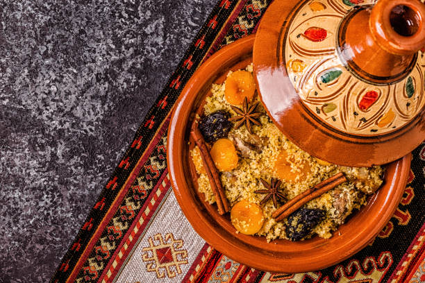 tajine tradicional marroquí de pollo con frutos secos y especias - spice exoticism cinnamon anise fotografías e imágenes de stock