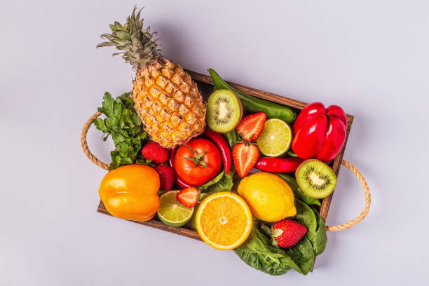 fruits et légumes riches en vitamine c en boîte - vegetable vitamin a tomato vitamin c photos et images de collection