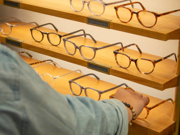 frau versucht auf brille - eyewear stock-fotos und bilder