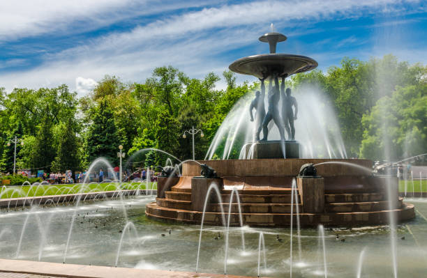 rostov-na-donu, theatre square famous fountain with atlants and ferris wheel - ferris wheel fotos imagens e fotografias de stock