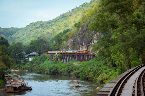 タイの列車。 - kanchanaburi province train thailand diesel ストックフォトと画像