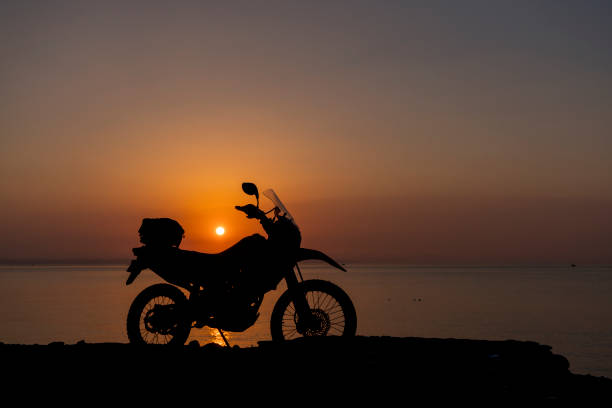 paseo en moto al amanecer - lake tranquil scene landscape zen like fotografías e imágenes de stock