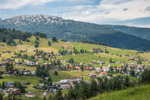 pueblo de hirschegg kleinwalsertal austria,tyrol - bavaria austria blue celebration fotografías e imágenes de stock