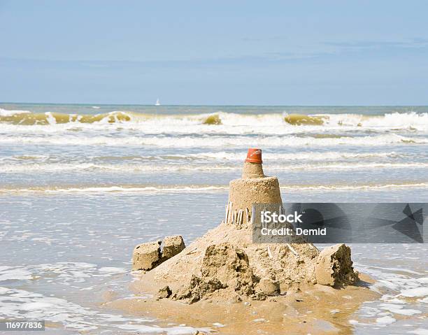 Foto de Castelo De Areia Na Praia e mais fotos de stock de Castelo de areia - Estrutura - Castelo de areia - Estrutura, Acidentes e desastres, Acampamento de Férias