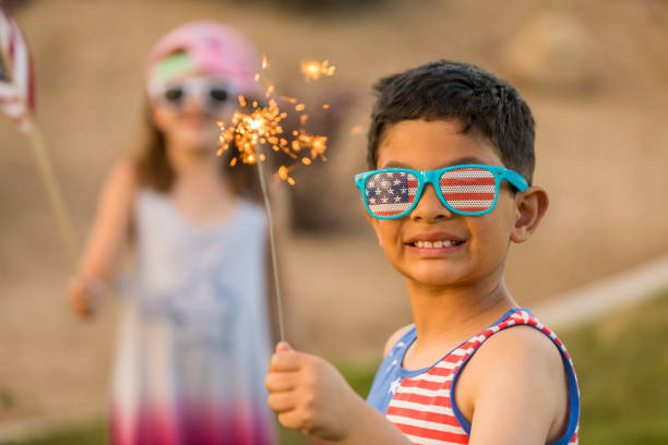 celebración de verano y diversión con la familia - fourth of july family flag american flag fotografías e imágenes de stock